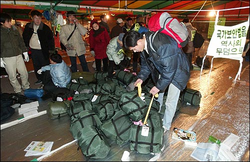 국가보안법폐지국민농성단이 20여일간 숙소로 사용했던 여의도 공원 천막에서 침낭을 정리하고 있다. 